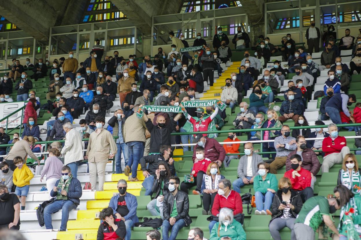 Aficionados del Cacereño el pasado domingo. 