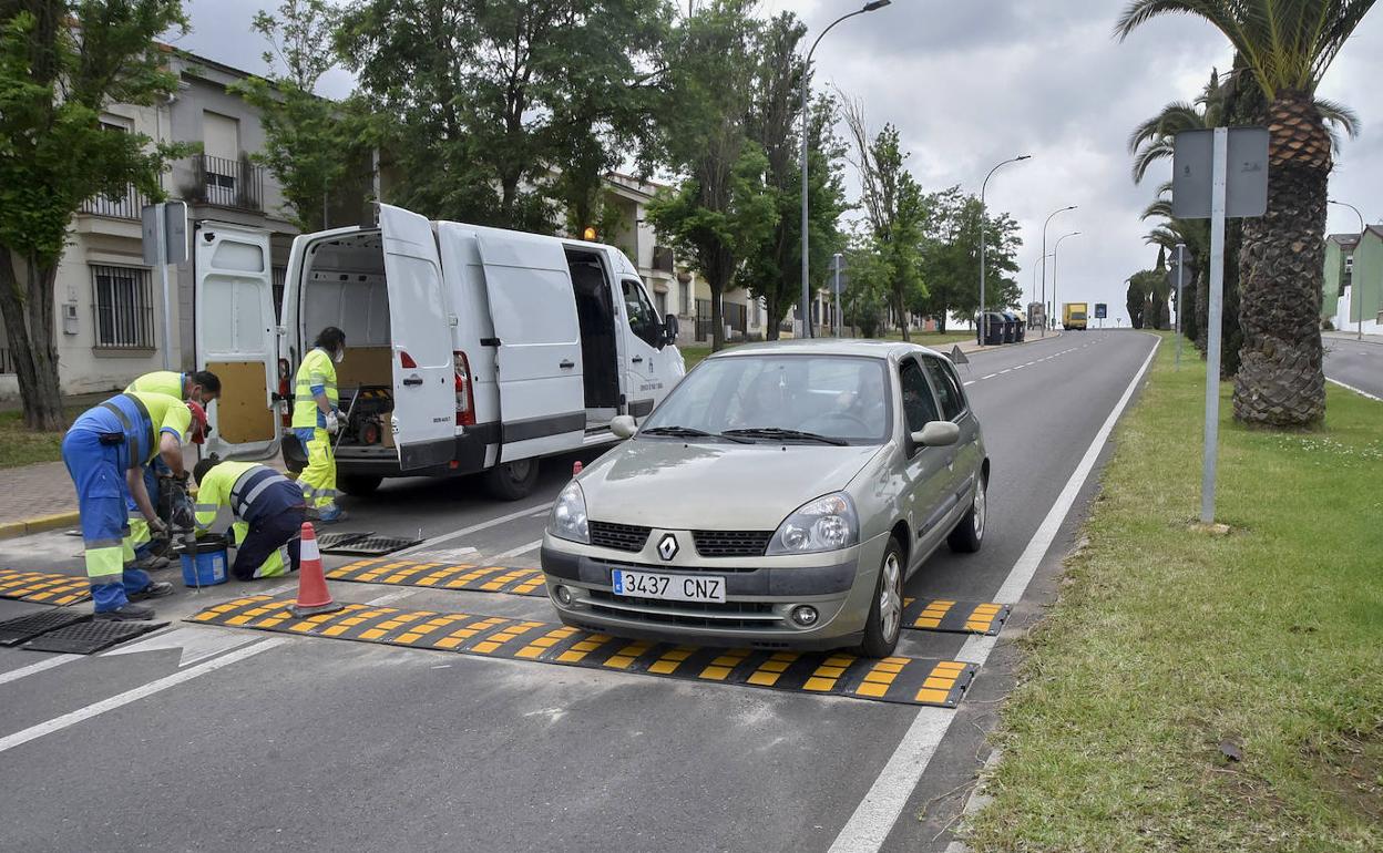 Operarios colocan las bandas reductoras en la avenida Luis de Góngora. 