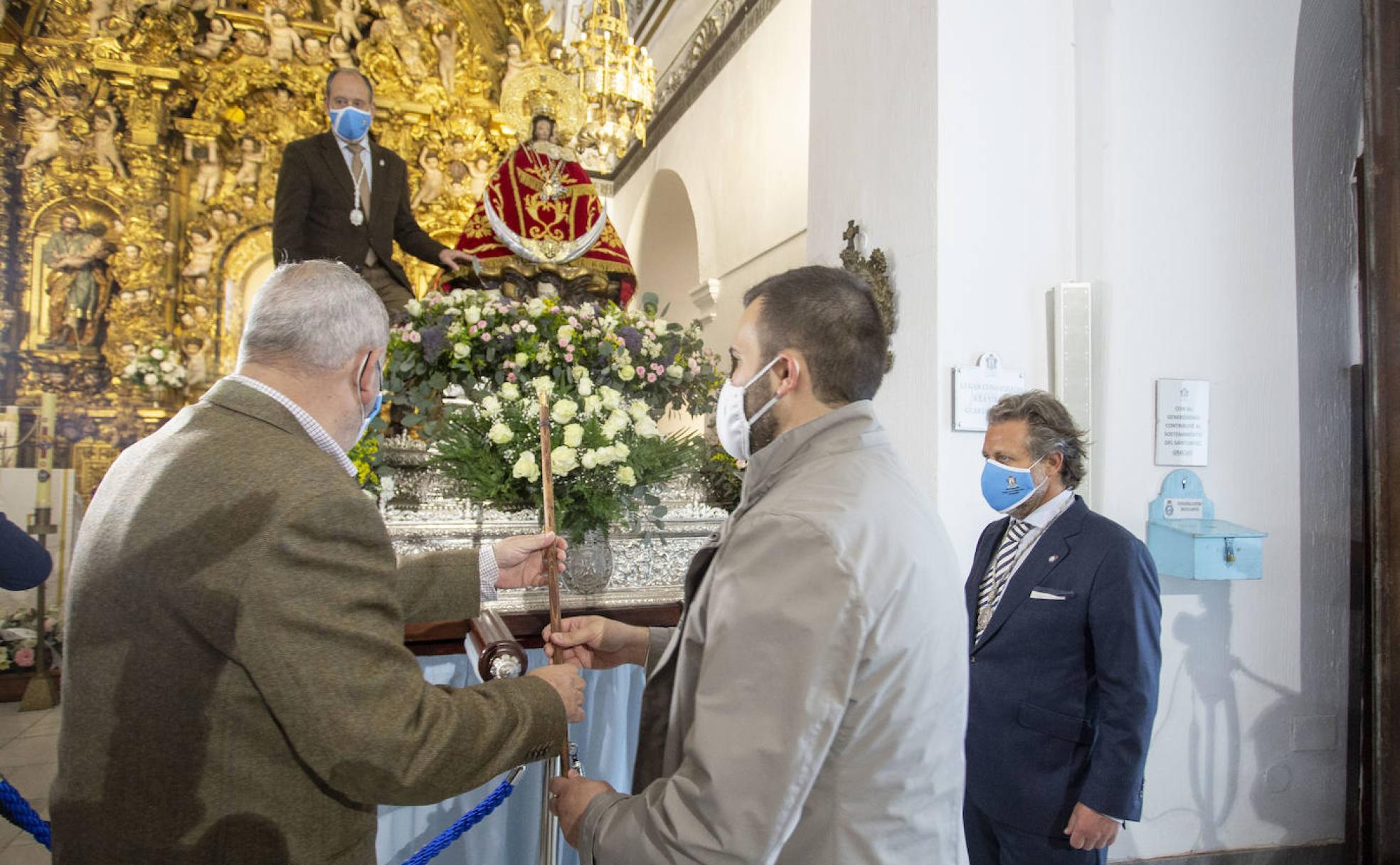 Momento en el que el alcalde entrega el bastón de mando al mayordomo para cedérselo a la Virgen, este jueves. 