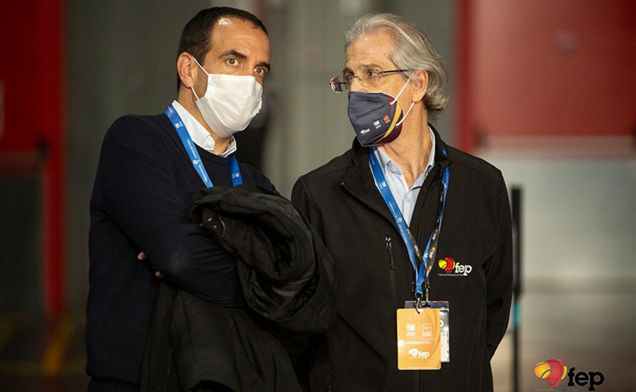 Ramón Morcillo (derecha), presidente de la Federación Española de Pádel. 