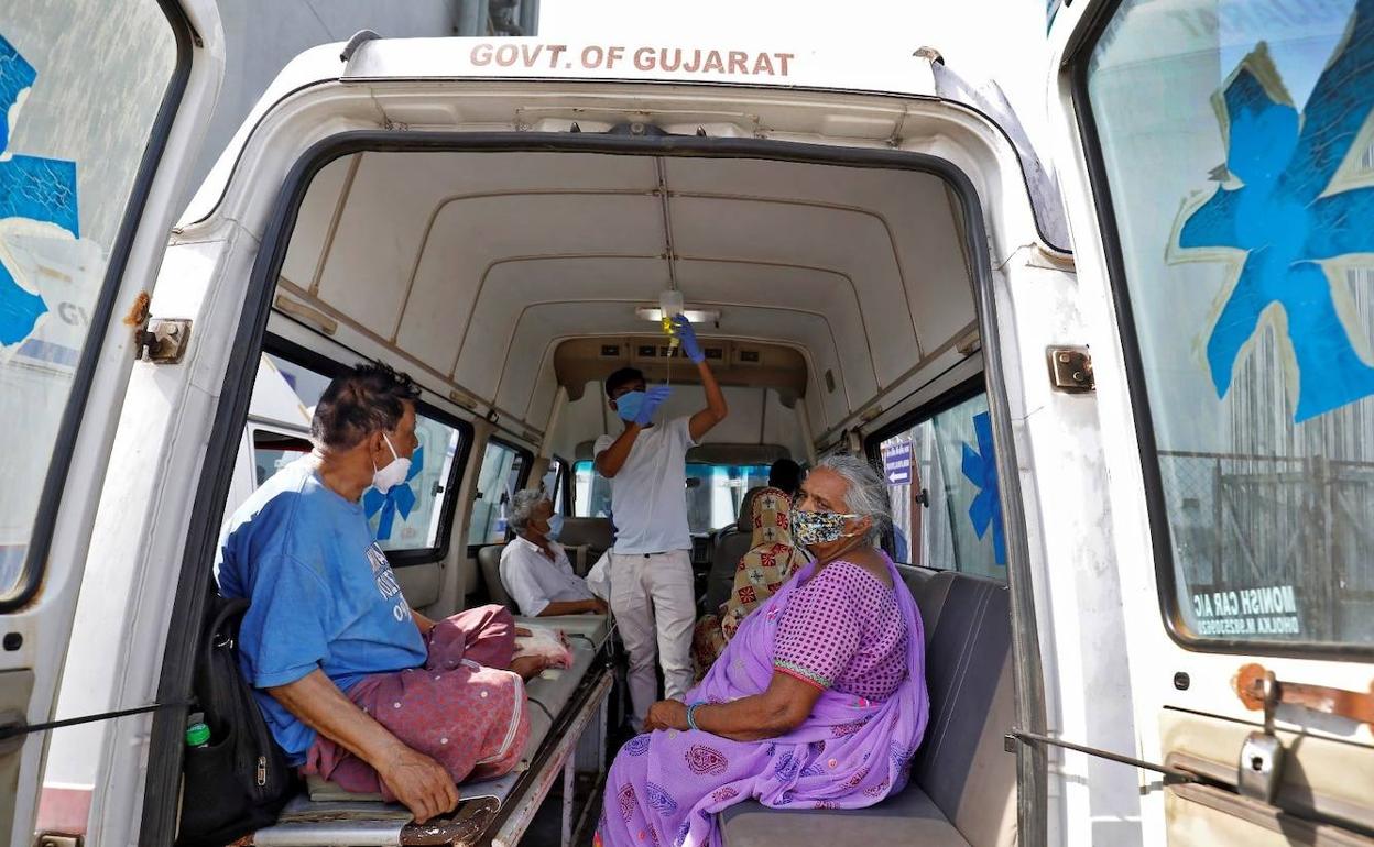 Una ambulancia trasladando a varias personas en la India. 
