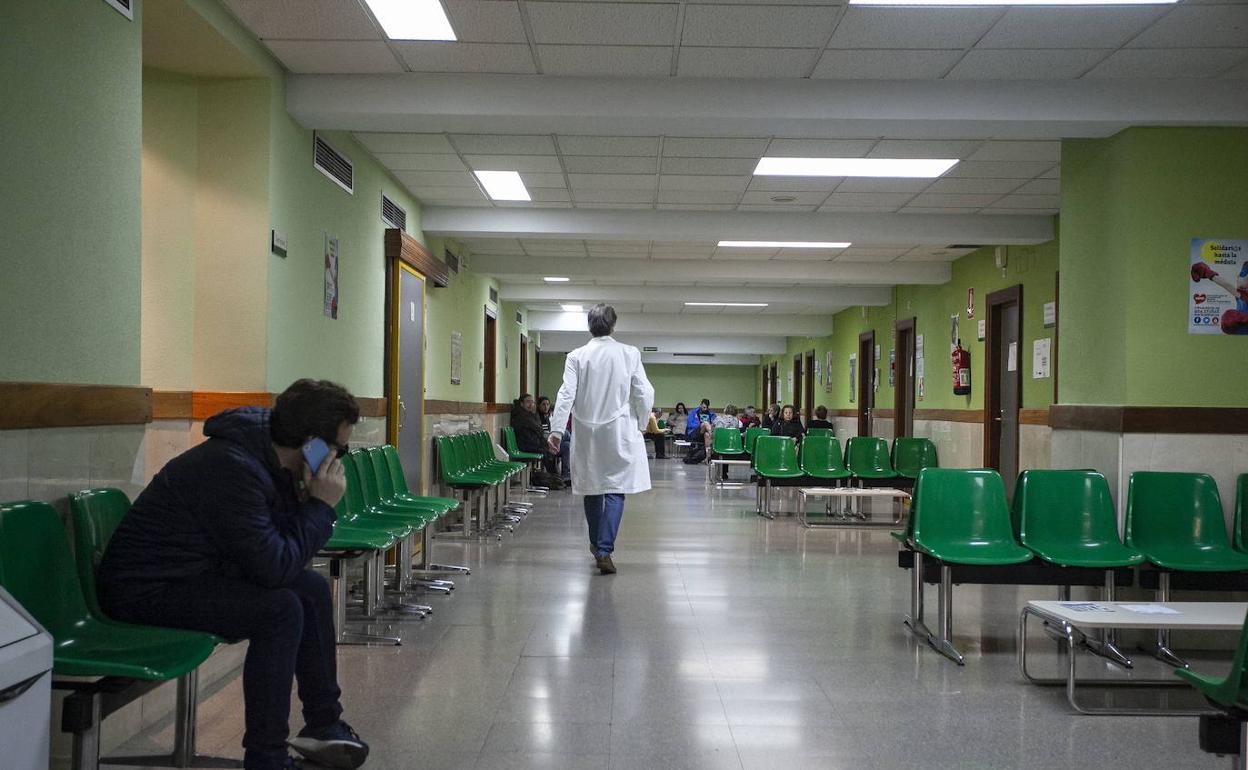 Pasillo del centro de salud de la zona centro en la ciudad de Cáceres hace un año. 