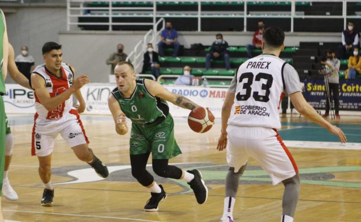 Schmidt (26 puntos) rodeado de contrarios en el partido de anoche ante el Huesca en el Multiusos. 