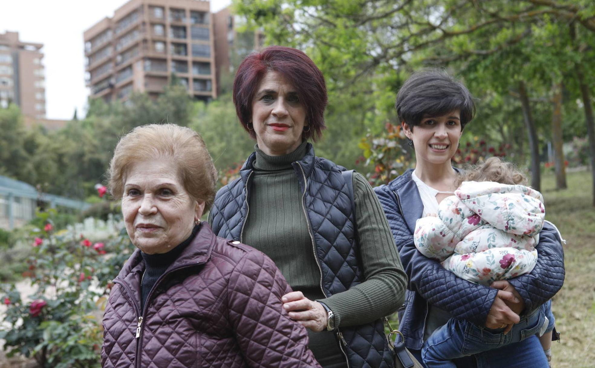 alentina, Mar y Belén, bisabuela, abuela y madre de Valentina, de dos años.