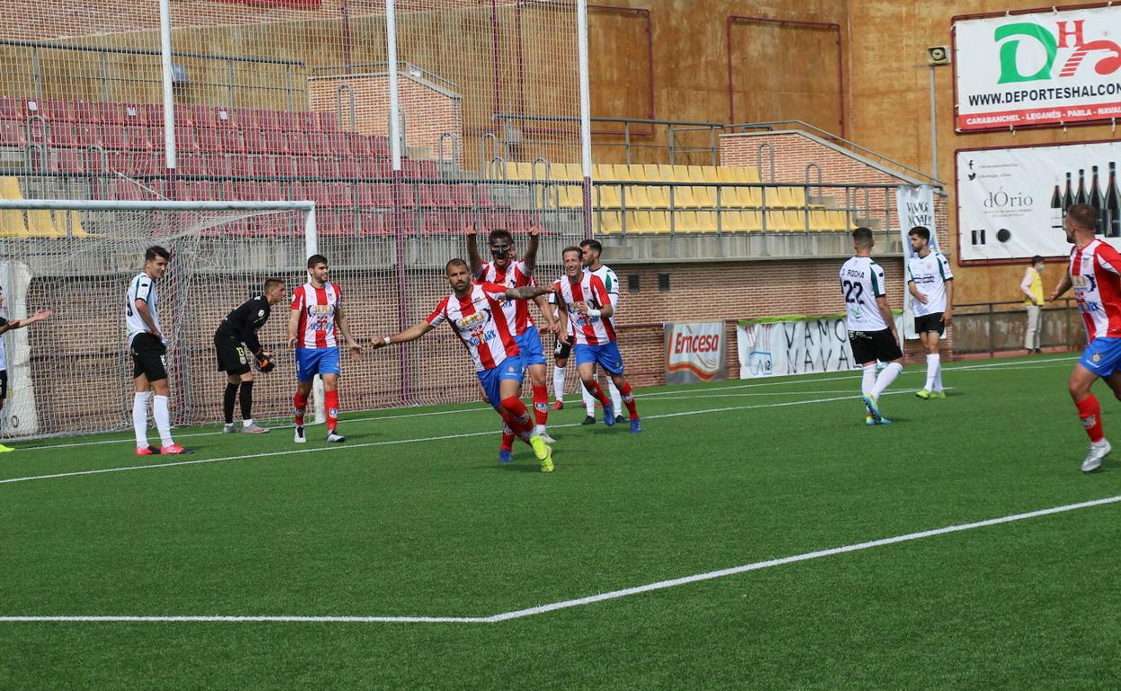 Los jugadores del Navalcarnero celebran uno de sus goles. 
