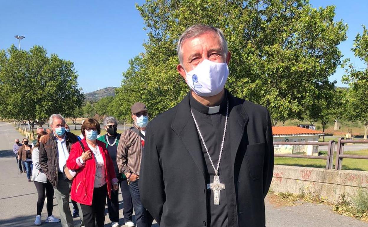 El obispo, José Luis Retana, esta mañana en la cola para vacunarse en el ferial.