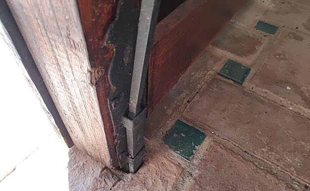 Imagen principal - La Guardia Civil investiga actos vandálicos en el castillo de Feria y su entorno