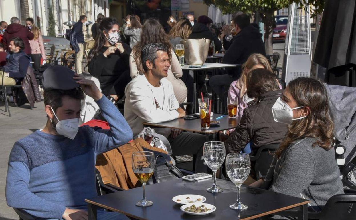 Imagen de archivo de una terraza de un bar en Badajoz.