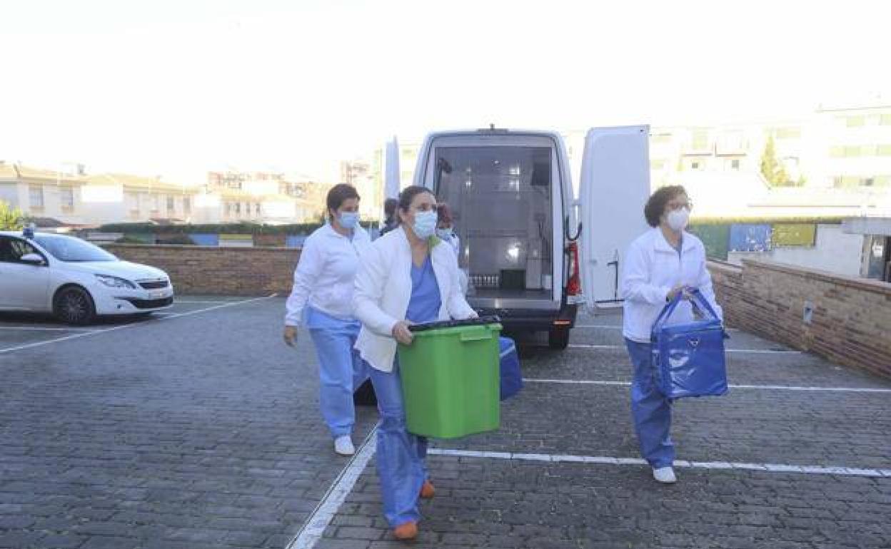 Imagen de las sanitarias transportando la primera remesa de vacunas que llegó a Extremadura en el mes de diciembre.