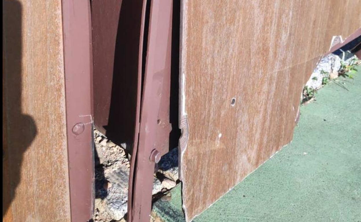 Puerta de acceso al patio de armas del castillo de Feria que fue forzada el pasado lunes. 