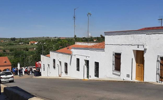 La vivienda donde se encuentra el hermano soltero de 48 años, que vivía con los dos desaparecidos y que no deja entrar a nadie. 