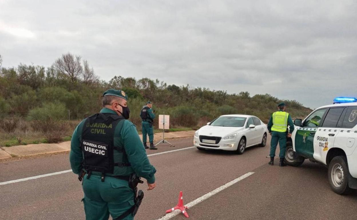 Control de movilidad en una carretera extremeña. 