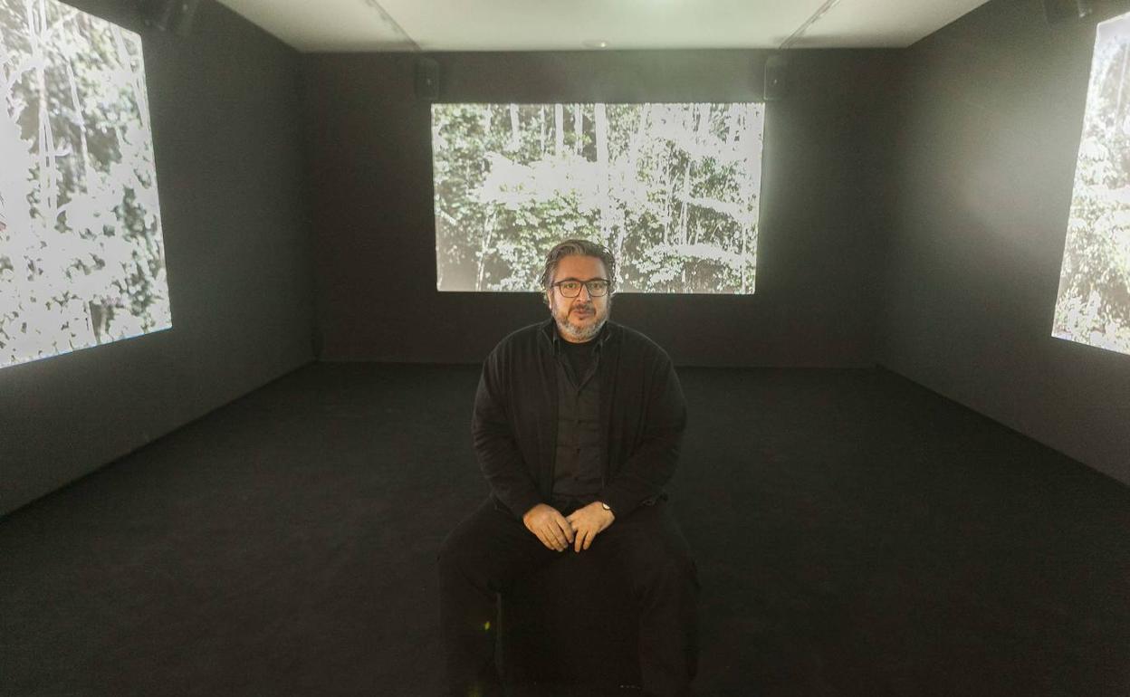 Julián Rodríguez fotografiado en 2017 en una sala del Helga de Alvear. 