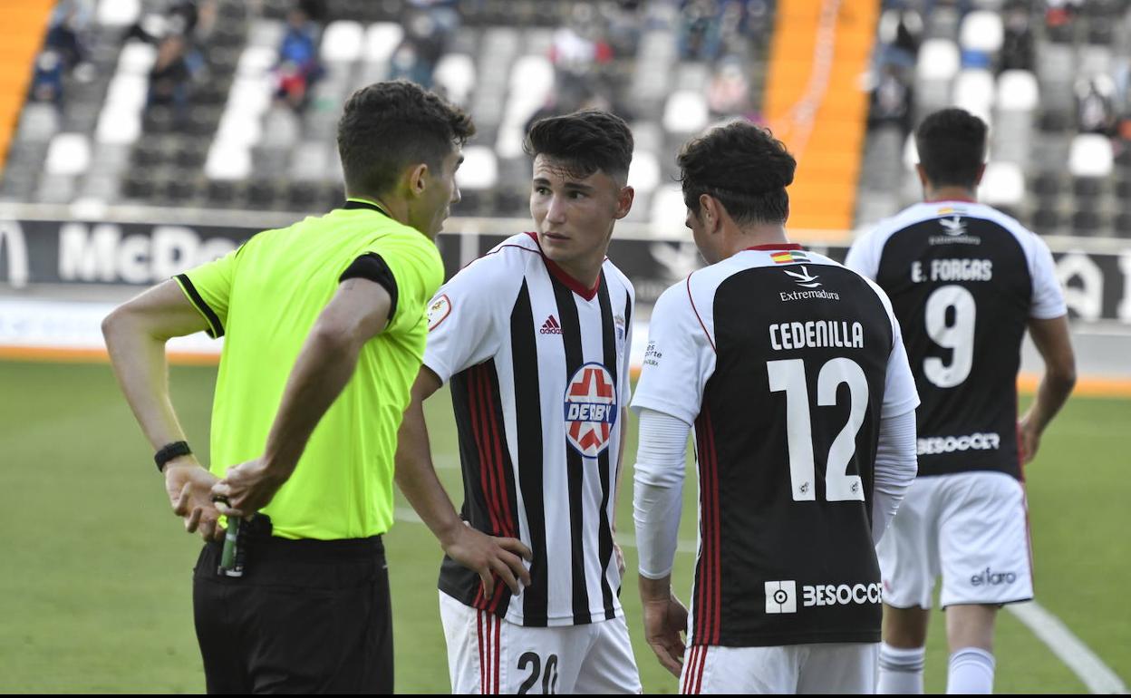 Cedenilla y Aitor Pascual, con Ernest Forgas al fondo, en el partido ante el Dux Internacional de Madrid disputado en el Nuevo Vivero. 