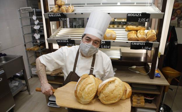 Imagen principal - Diego Bautista, del horno cacereño La Tradición, y su masa madre.