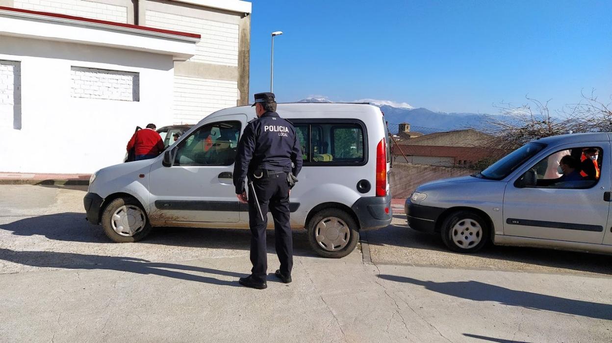 Policía local de Jaraíz controlando el tráfico. 
