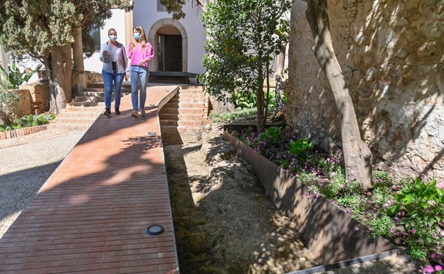 Pasarela de acceso al edificio de la Alcazaba y junto a ella, el tramo de barbacana descubierta. 