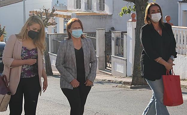 Emilia , la hermana de Manuela Chavero, llegando al lugar antes de que empiece la reconstrucción.