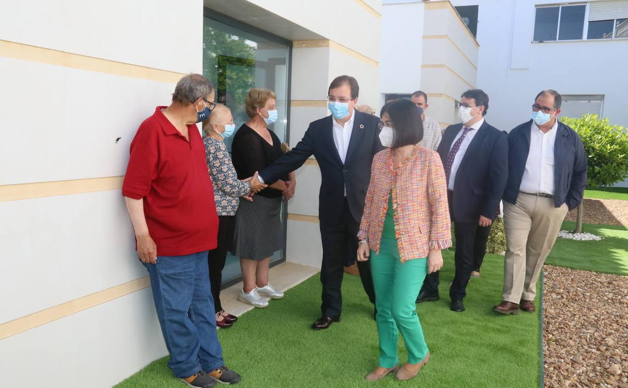 Fernández Vara saluda a una vecina de San Pedro de Mérida a punto de vacunarse . Al lado, la ministra Darias y Vergeles junto a la entrada del consultorio local donde se han puesto vacunas, esta mañana. 