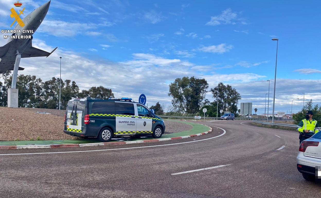 Imagen de archivo de un control de la Guardia Civil de Tráfico en Talavera la Real. 