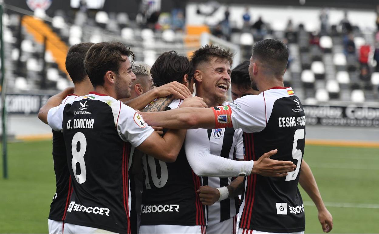 Los jugadores del Badajoz celebran el tanto de la victoria de Álex Corredera ante el Dux. 