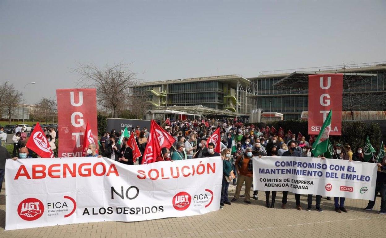 Trabajadores de Abengoa se manifiestan en Sevilla. 