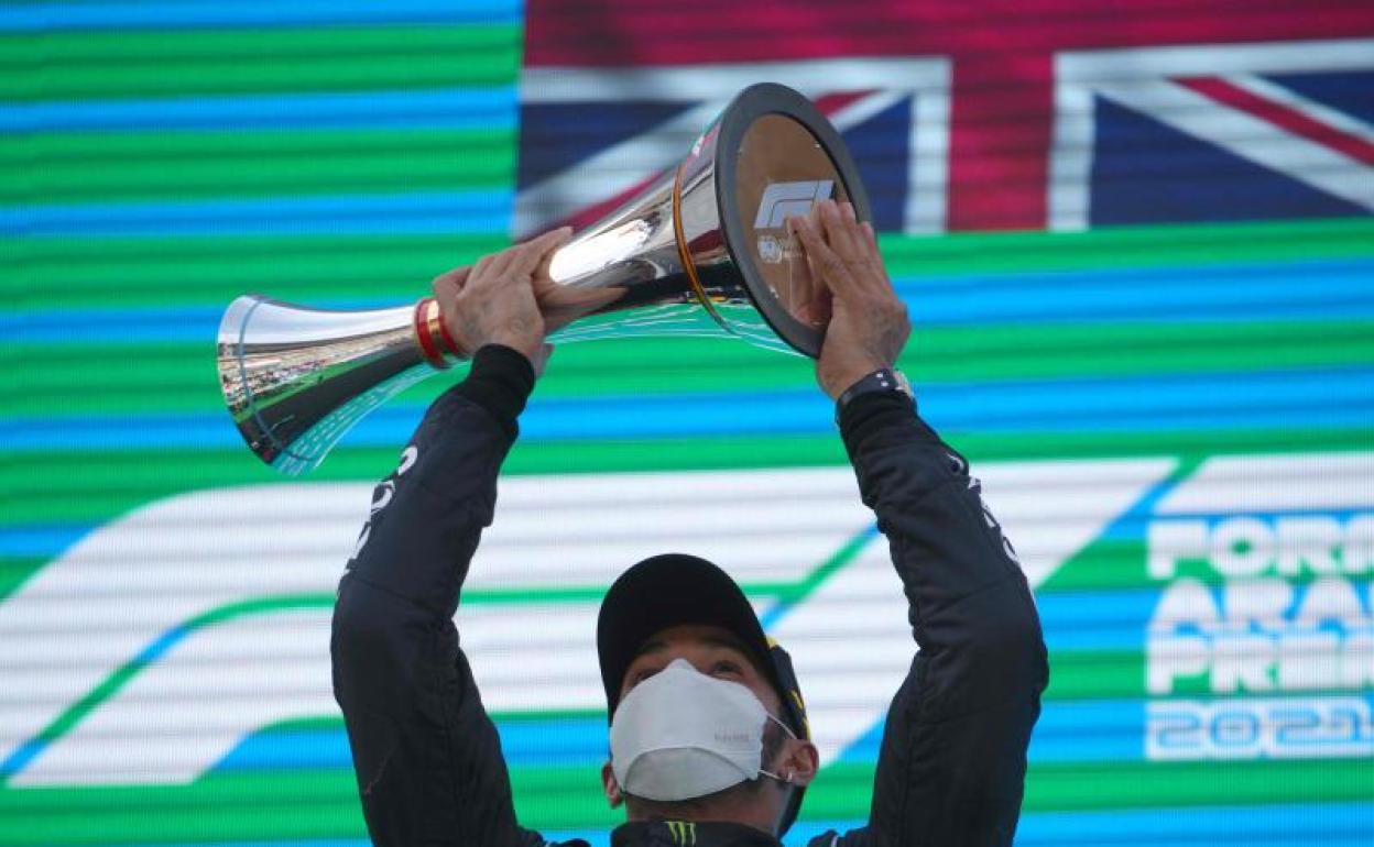 Hamilton celebrando la victoria en Montmeló