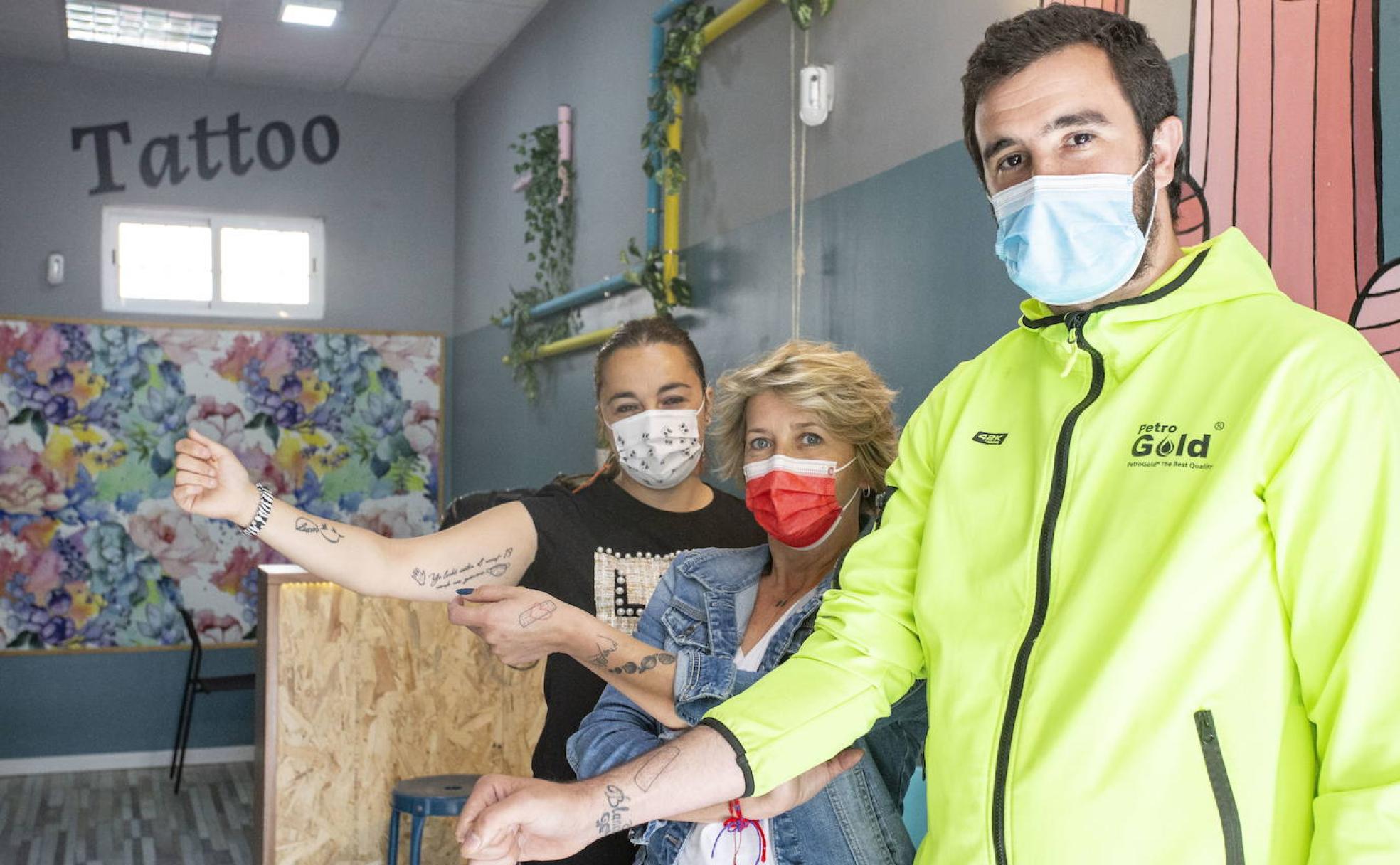 Tamara Bazaga, Candi Cordero y José Luis Barrantes muestran los tatuajes que se hicieron tras el confinamiento. 
