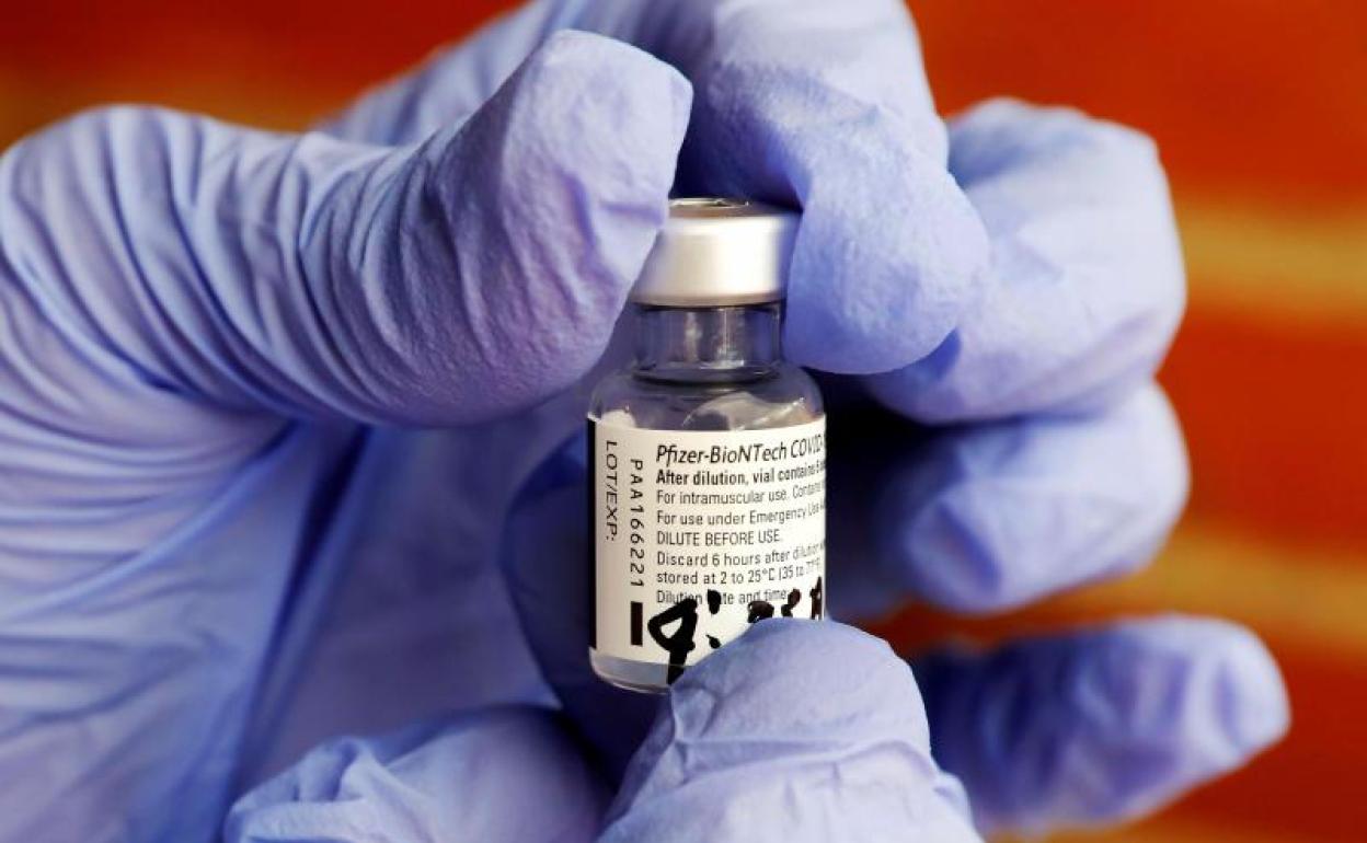Una enfermera sostiene una vacuna del fabricante Pfizer-BioNTech contra la covid-19 