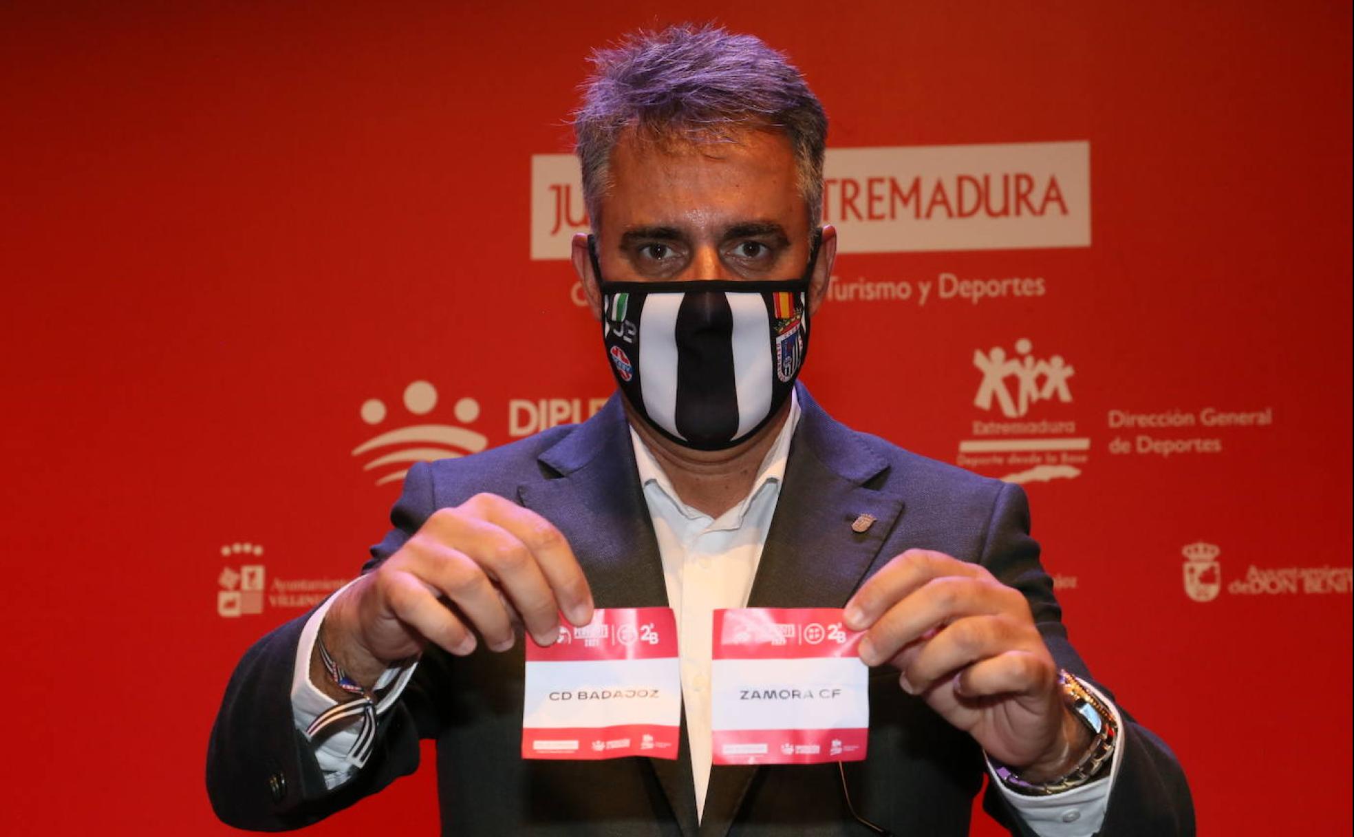 El presidente del Badajoz, Joaquín Parra, muestra los nombres de su equipo y de su rival por el ascenso a Segunda, el Zamora.