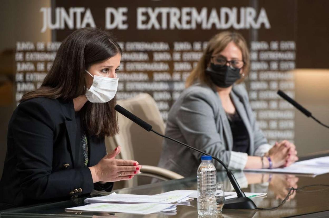 Isabel Gil Rosiña y Estela Contreras, ayer en Mérida. 