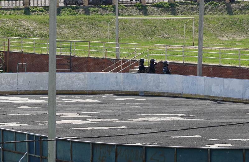 Agentes de policía controlan las zonas aledañas a una escuela de la ciudad rusa de Kazán, capital de la república de Tatarstán