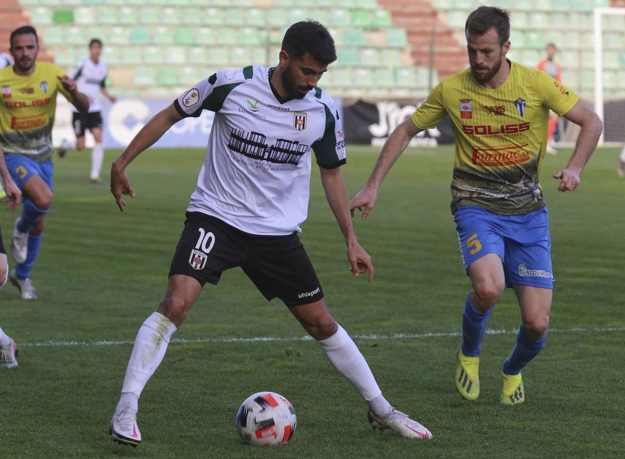 Gaspar controla un balón en el Romano ante el Villarrubia. 