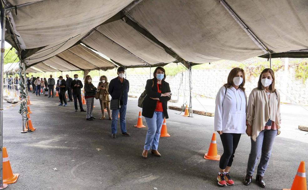 Cola para la vacunación a los menores de sesenta años de este miércoles por la tarde en Ifeme. 