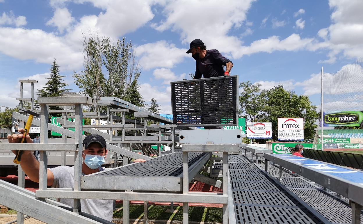 Operarios trabajando en la grada supletoria del municipal Villanovense. 