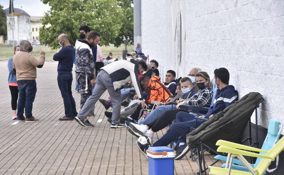 Los aficionados del Badajoz rodean el estadio y pasan la espera con sillas y neveras. 