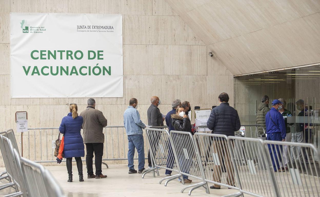 Vacunas Covid: El SES pone por error la primera dosis de AstraZeneca a 94 menores de 60 años