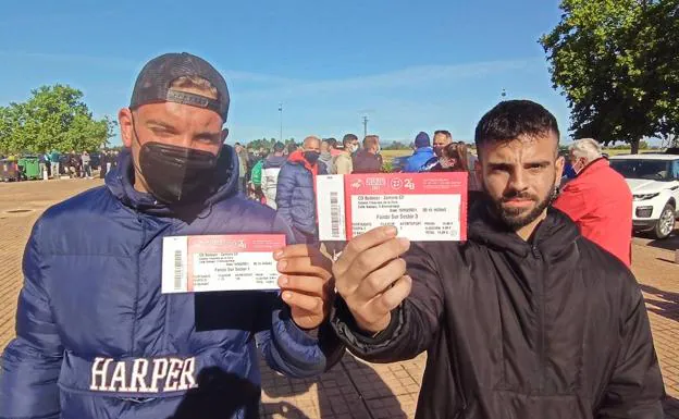 Ángel y Fernando muestran sus entradas para el partido contra el Zamora.