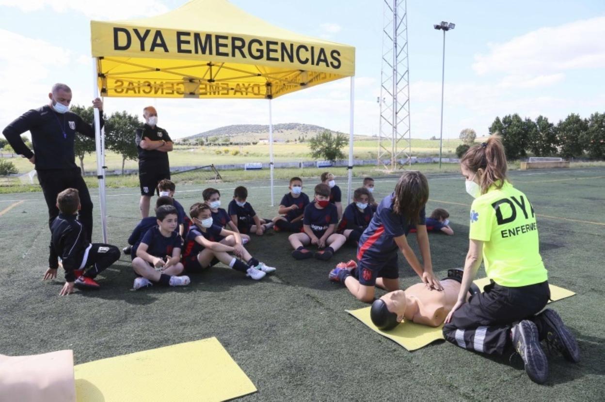 Los equipos de la cantera del Mérida aprenden primeros auxilios. 