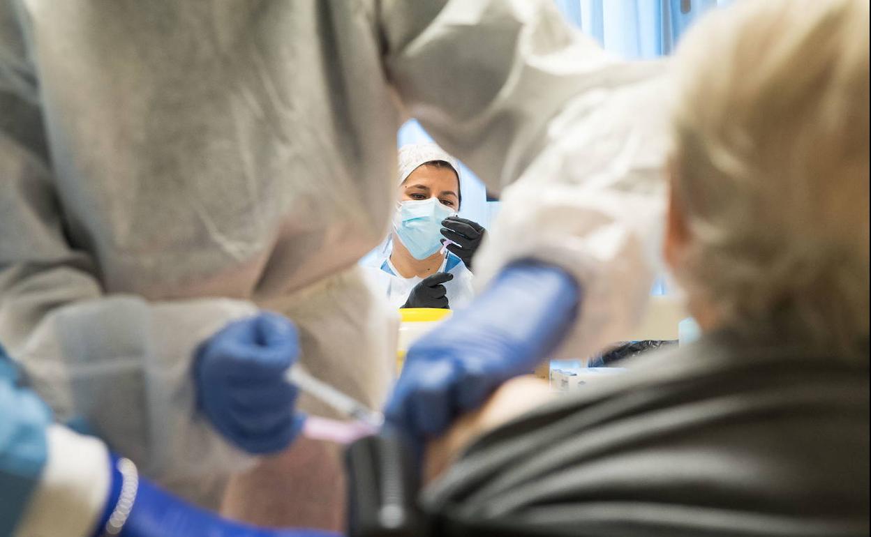 Covid en Extremadura: Baja un punto la incidencia acumulada tanto a 14 como a 7 días