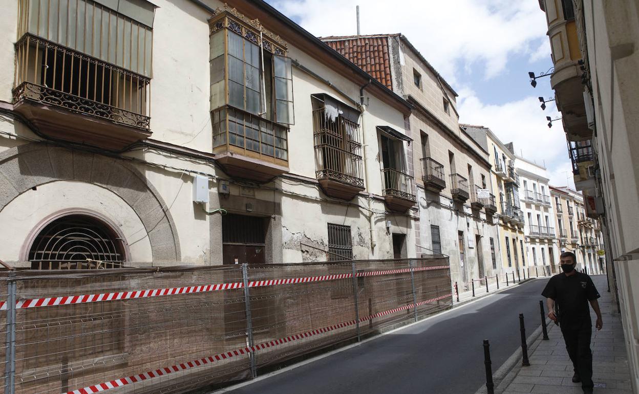 Fachada del antiguo local de 'El Pingüino', en la calle Parras, que acogerá 12 apartamentos turísticos. 