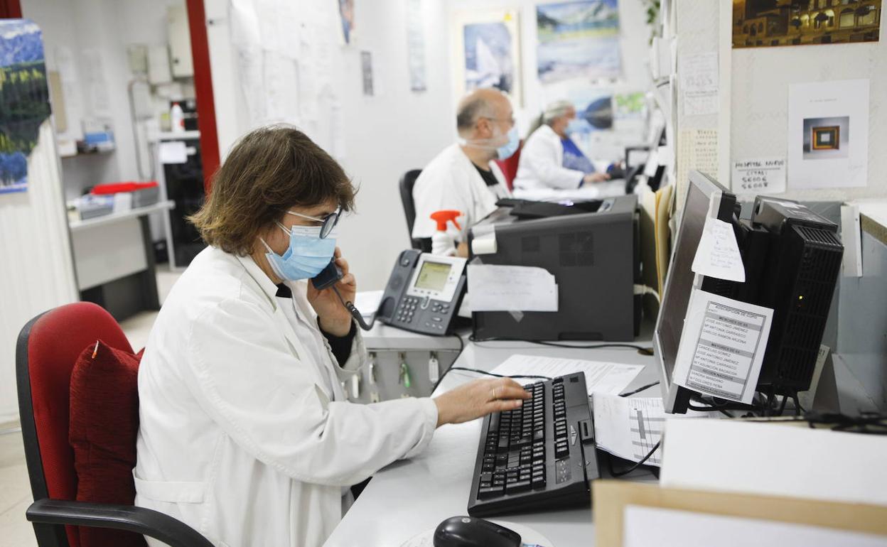 Administrativos durante una jornada de trabajo en el centro de salud Manuel Encinas de Cáceres. 