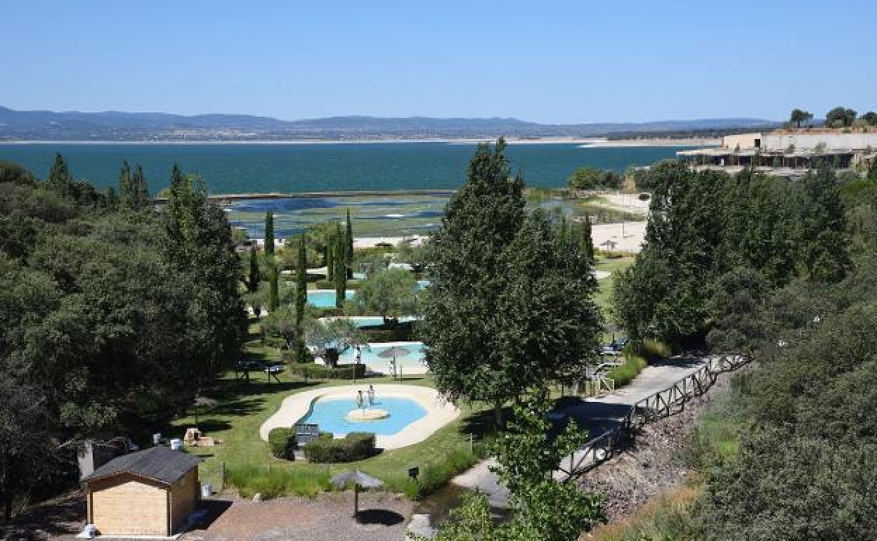 Zona de piscinas del complejo de lujo Marina Isla de Valdecañas. 