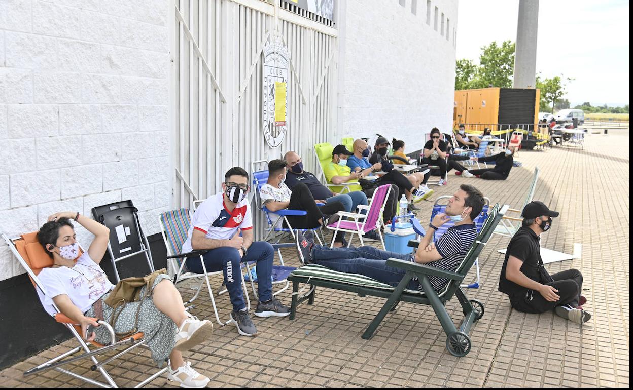 Aficionados blanquinegros hacen cola en los aledaños del Nuevo Vivero para conseguir una entrada. 