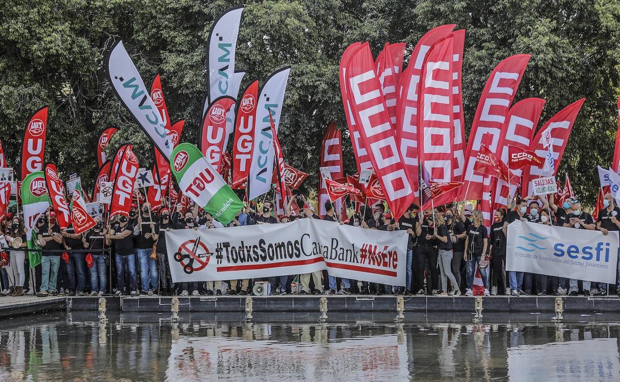 Trabajadores de CaixaBank protestan contra el ERE. 