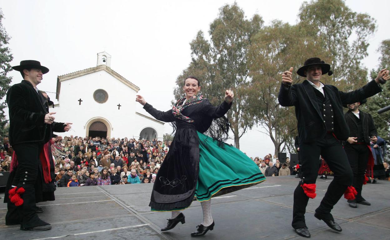 Al fondo, ermita de los Santos Mártires durante la celebración de la romería en el Paseo Alto. 