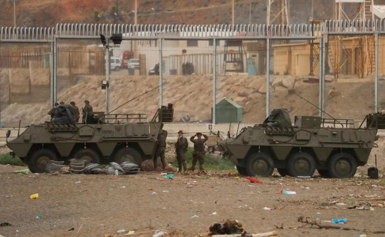 Miembros del Ejército em la valla fronteriza hispano-marroquí 