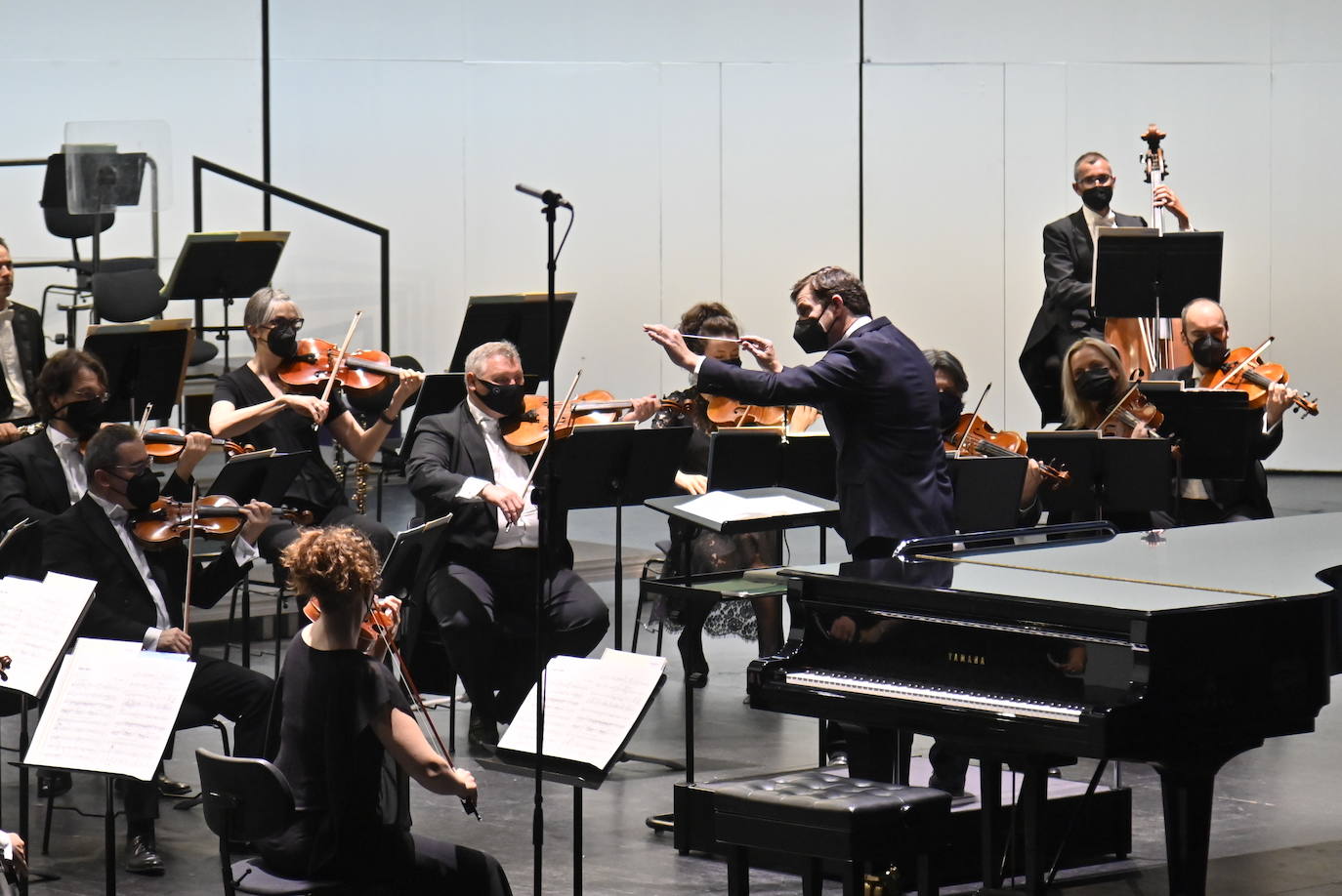 Álvaro Albiach dirigiendo su último concierto de abono con la OEx