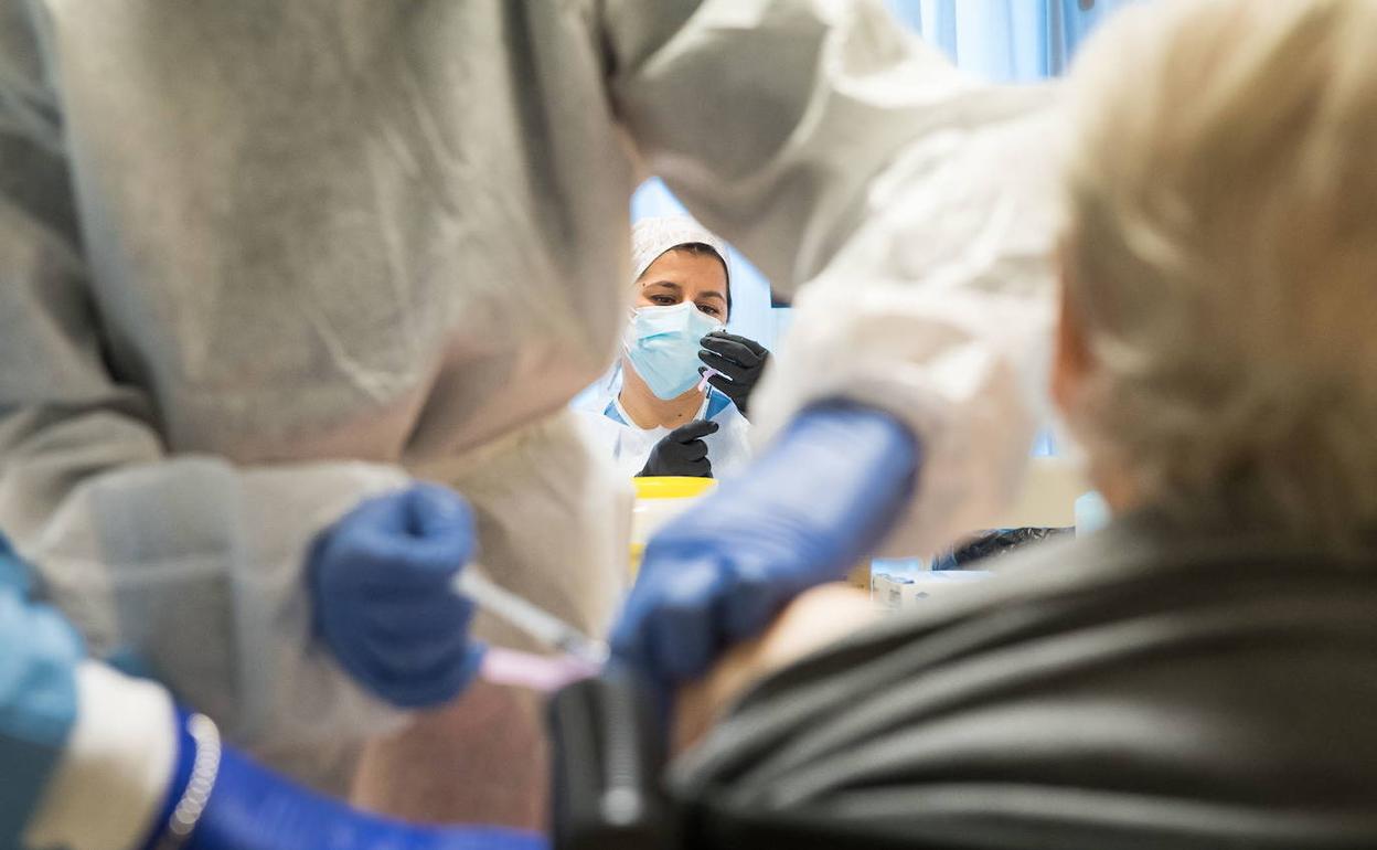 Los vacunados con AstraZeneca menores de 60 años recibirán la segunda dosis la próxima semana