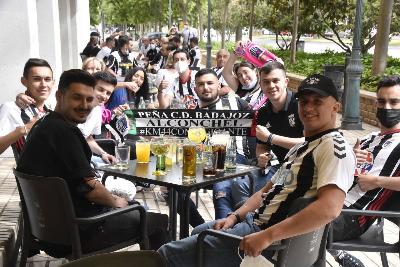 Fotos: Los aficionados del Badajoz disfrutan del ambiente previo al partido